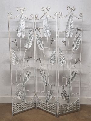 PARAVENT à trois panneaux en métal laqué blanc à décor ajour…