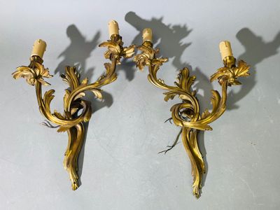 paire d'appliques murales anciennes en laiton avec fleurs et feuilles
