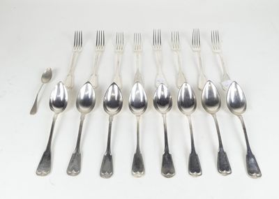 six cuillères et six fourchettes sont disposées sur une surface blanche