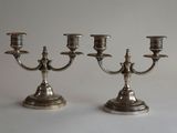 paire de candélabres plaqués argent avec des bougeoirs sur pied