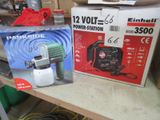 deux boîtes d'outils électriques sur une étagère
