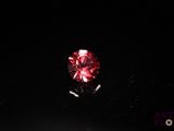 un diamant rouge dans l'obscurité, sur fond noir