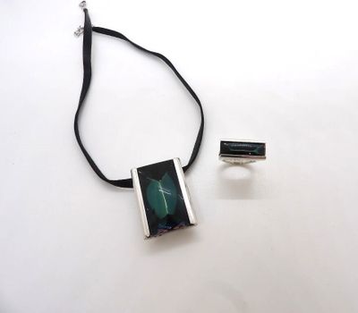 deux bijoux posés sur une surface blanche