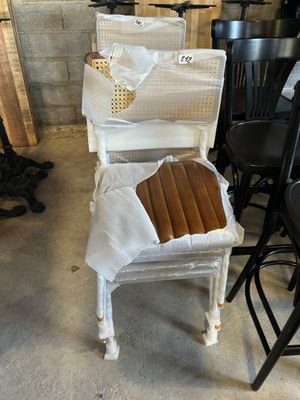 une chaise dans laquelle se trouve un tas de cigares