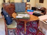 une table sur laquelle est posé un ordinateur portable, au milieu d'une pièce