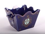 un petit bol bleu orné d'un motif doré