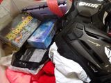 une photo d'un casque de moto et d'autres objets dans un panier