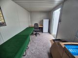 une pièce dans laquelle se trouve un banc vert