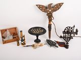 un grand nombre d'objets posés sur une table