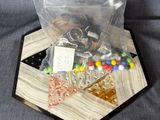 un sac contenant divers objets posé sur une table en bois