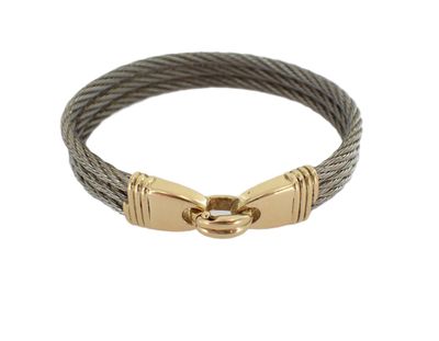 gros plan d'un bracelet sur fond blanc