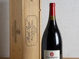 une bouteille de vin posée à côté d'une caisse en bois