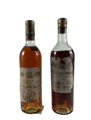 deux bouteilles de vin posées l'une à côté de l'autre sur une surface blanche