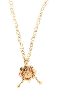 gros plan d'un collier en or sur fond blanc