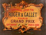 a sign that says roger and gallet grand prix