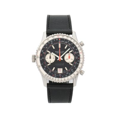 La montre est noire, avec une trotteuse rouge et une trotteuse blanche.