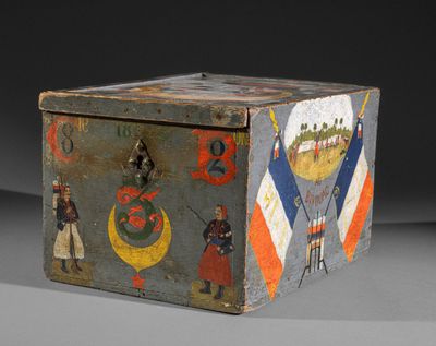 une vieille boîte en bois décorée d'une peinture