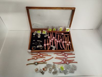 une boîte en bois remplie d'objets divers posée sur une surface blanche