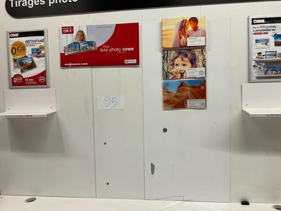 un présentoir de magazines accroché au mur d'un magasin