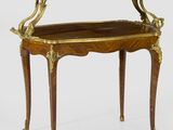 une image représentant une petite table surmontée d'une étagère