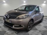 la voiture grise est garée sur un sol en damier dans le garage