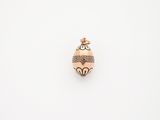 un pendentif plaqué or orné d'un motif raffiné