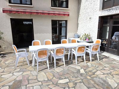 une table et des chaises à l'extérieur d'un bâtiment doté d'une terrasse