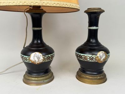 deux lampes posées sur une table sur laquelle se trouve une lampe