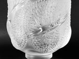 photographie en noir et blanc d'un bol en verre sur lequel est représenté un oiseau