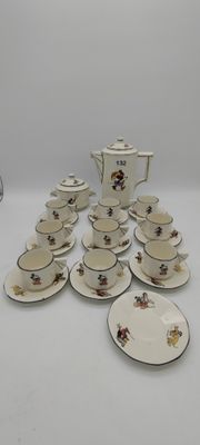 de nombreuses tasses à café et soucoupes posées sur une table