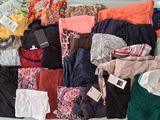 une grosse pile de vêtements posée sur une étagère