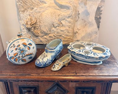 une table en bois sur laquelle sont posés plusieurs vases bleus et blancs