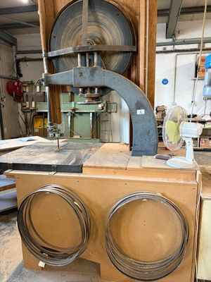 une machine posée sur une table dans un atelier
