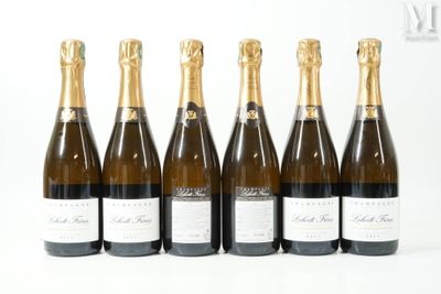 six bouteilles de champagne sont alignées