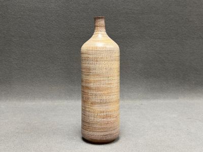 ONET-LE-CHÂTEAU Vase bouteille en grès à couverte beige . Si…