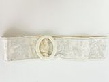 une image représentant une ceinture blanche ornée d'une boucle circulaire