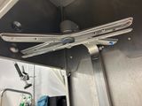 une photo d'une cuisine équipée d'appareils électroménagers en acier inoxydable