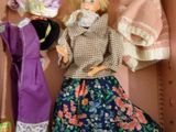 une poupée dans une valise, habillée