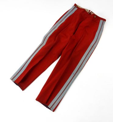 un pantalon rouge avec des rayures argentées sur les côtés et un fond blanc