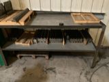 un établi sur lequel sont posés tout un tas d'outils