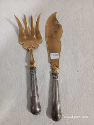 une paire de fourchettes et de cuillères plaquées argent, ornées d'un oiseau