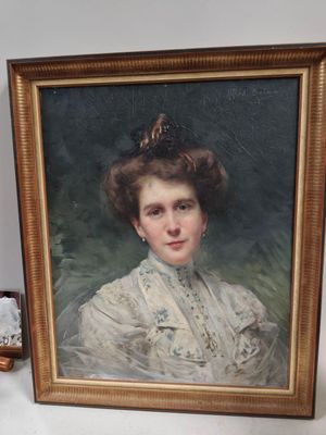 tableau représentant une femme en robe blanche avec un foulard