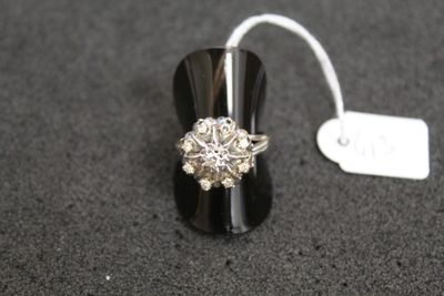 une bague posée sur une table