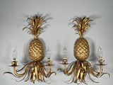 paire d'appliques murales en laiton en forme d'ananas avec bougeoirs