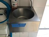 un lavabo et un robinet dans des toilettes publiques