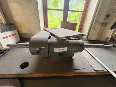 une machine posée sur une table dans une pièce
