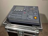 un boîtier noir sur lequel est posé un mixeur