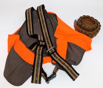 un gilet orange et une ceinture marron sur un fond blanc