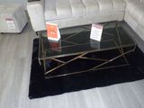 un canapé et une table basse dans un salon