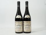 deux bouteilles de vin posées l'une à côté de l'autre sur une surface blanche